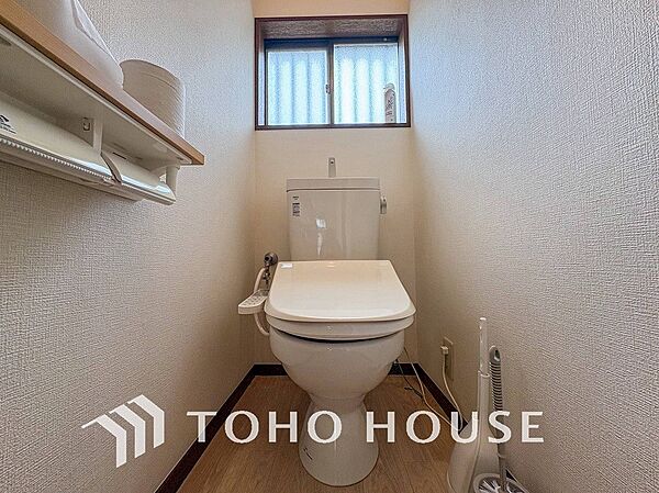 トイレはシンプルにホワイトで統一した温水洗浄付です。