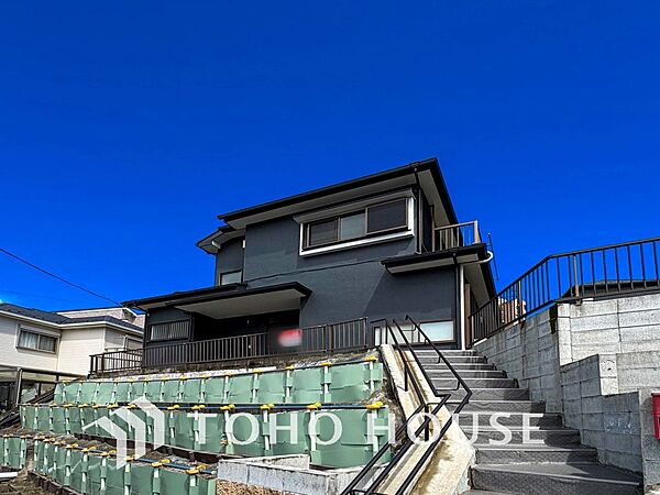 前面道路含む現地写真『快適』は「家」と「街」と「環境」が調和した時に訪れるだと改めて感じさせてくれます。