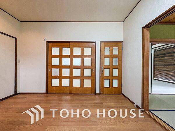 上質感漂う廊下。居住者の帰り、訪れる方を優しく迎える・安らぎに満ちた生活空間を予感させる。