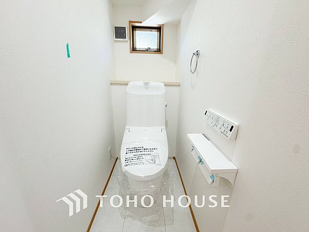 トイレはシンプルにホワイトで統一した温水洗浄付です。