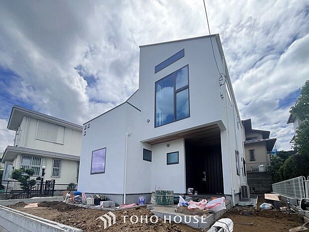 爽やかな青空の下に贅沢なほどに降り注ぐ陽光、豊かな居住性と、クオリティが見事に調和した住空間。
