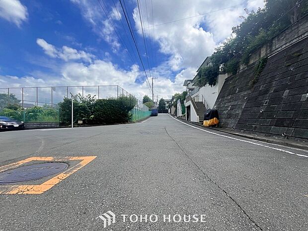 前面道路含む現地写真『快適』は「家」と「街」と「環境」が調和した時に訪れるだと改めて感じさせてくれます。