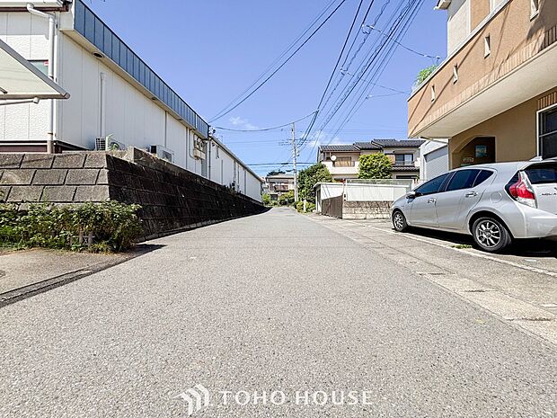 前面道路含む現地写真『快適』は「家」と「街」と「環境」が調和した時に訪れるだと改めて感じさせてくれます。