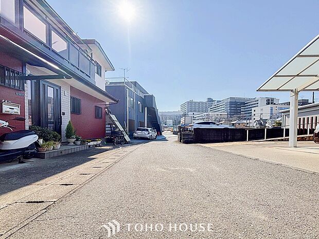 前面道路含む現地写真『快適』は「家」と「街」と「環境」が調和した時に訪れるだと改めて感じさせてくれます。
