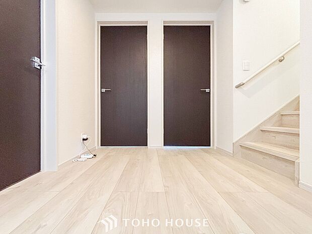 上質感漂う廊下。居住者の帰り、訪れる方を優しく迎え安らぎに満ちた生活空間を予感させます。