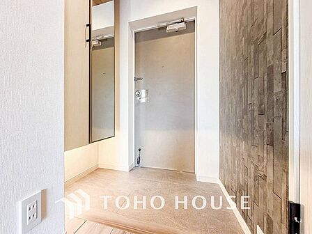 居住者の帰り、訪れる方を優しく迎えてくれる開放感のある玄関。