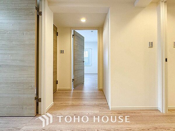 上質感漂う廊下。居住者の帰り、訪れる方を優しく迎える・安らぎに満ちた生活空間を予感させる。