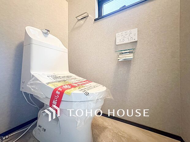 換気と明るさに配慮した清潔感溢れるトイレ。落ち着いた空間で安らぎのひとときをお過ごしいただけます。