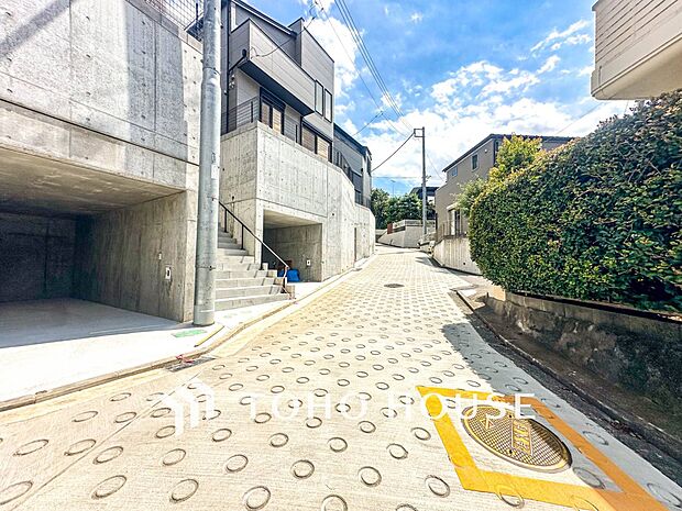 前面道路含む現地写真『快適』は「家」と「街」と「環境」が調和した時に訪れるだと改めて感じさせてくれます。