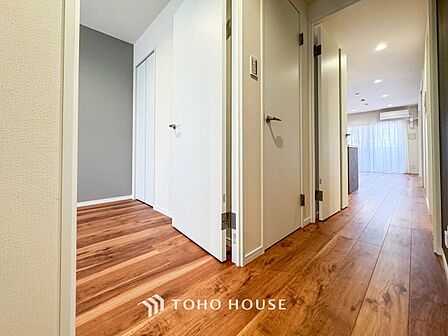 上質感漂う廊下。居住者の帰り、訪れる方を優しく迎える・安らぎに満ちた生活空間を予感させる。