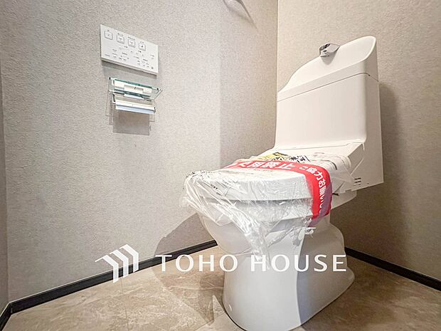 換気と明るさに配慮した清潔感溢れるトイレ。落ち着いた空間で安らぎのひとときをお過ごしいただけます。