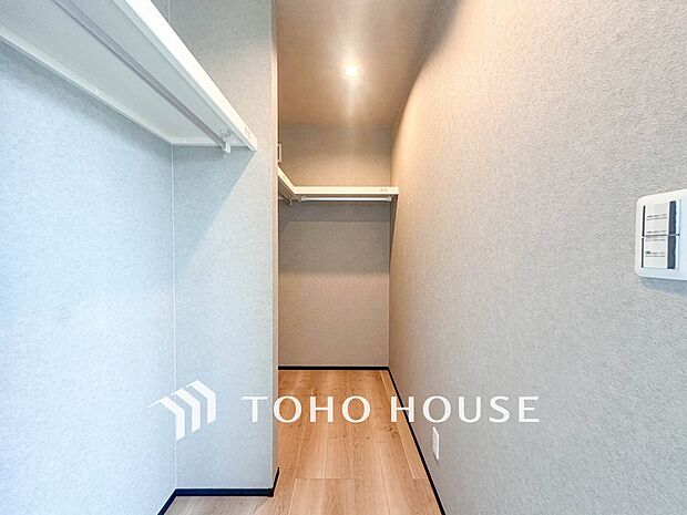 衣類だけでなく大きな荷物も収納でき、お部屋がすっきりします。