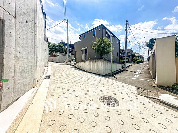 前面道路含む現地写真『快適』は「家」と「街」と「環境」が調和した時に訪れるだと改めて感じさせてくれます。