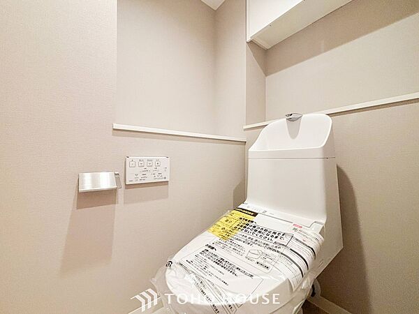 トイレはシンプルにホワイトで統一した温水洗浄付です。