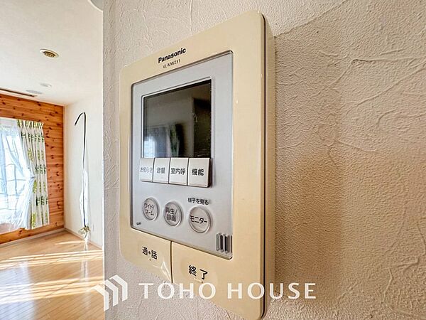 誰が来てもわかる様にモニター付きインターホンを設置。