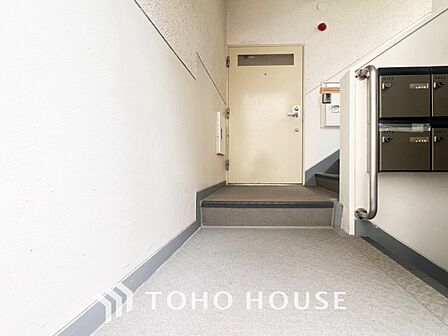 プライベート感が高まるシックな装いのエントランス。