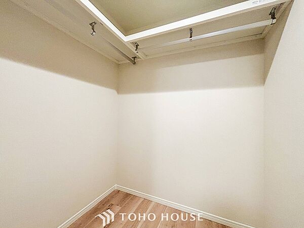 衣類だけでなく大きな荷物も収納でき、お部屋がすっきりします。