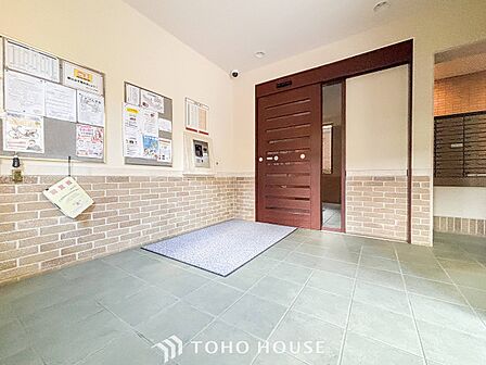 プライベート感が高まる、居住者を優しく迎え入れてくれるエントランス。