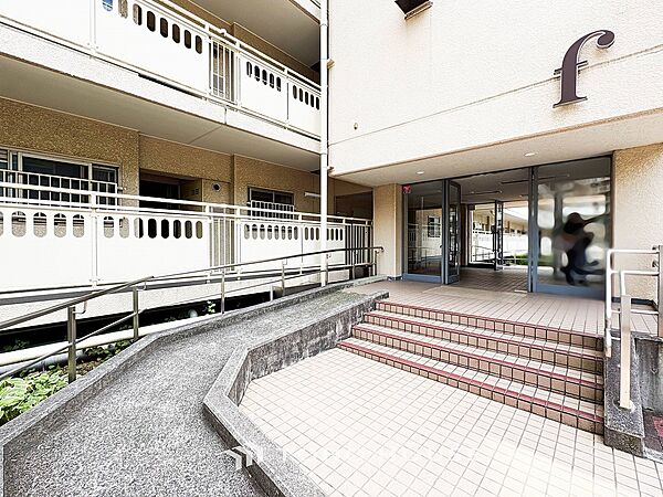 住まう誇らしさと安心感を演出する落ち着いた雰囲気のエントランス。