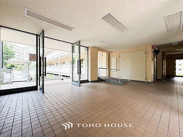 訪れるゲストや住む人を優しく迎え入れてくれる明るい空間です。