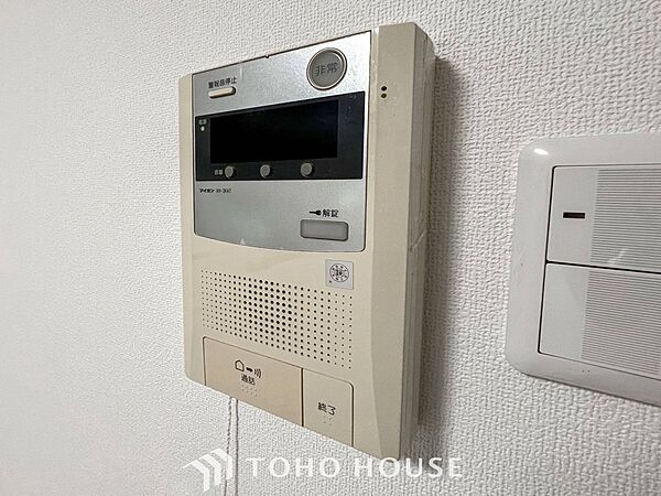 誰が来てもわかる様にモニター付きインターホンを設置。