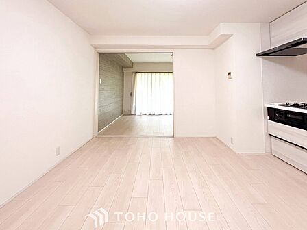 家族と過ごすひと時を溢れる光が優しく包み込むリビングダイニング。