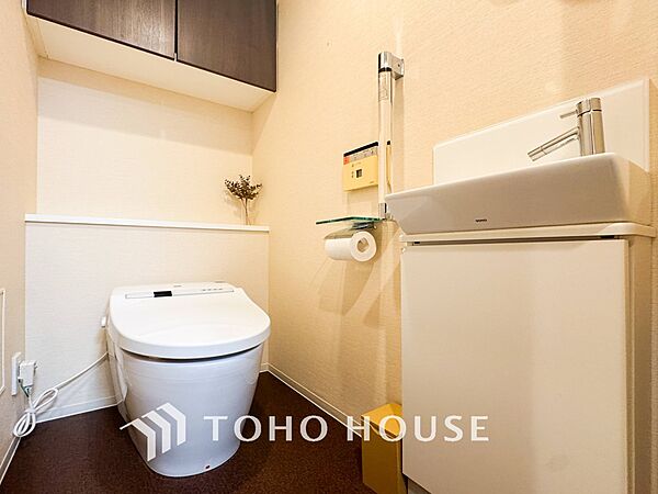 トイレはシンプルにホワイトで統一した温水洗浄付です。