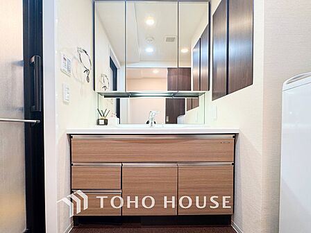 洗面台・洗面所十分な大きさの洗面台は、朝の慌ただしい時間でも余裕とゆとりを感じて頂けます。