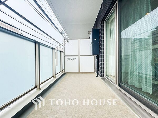 暮らしの中で光と風を演出してくれるバルコニー。