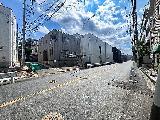 前面道路含む現地写真『快適』は「家」と「街」と「環境」が調和した時に訪れるだと改めて感じさせてくれます。