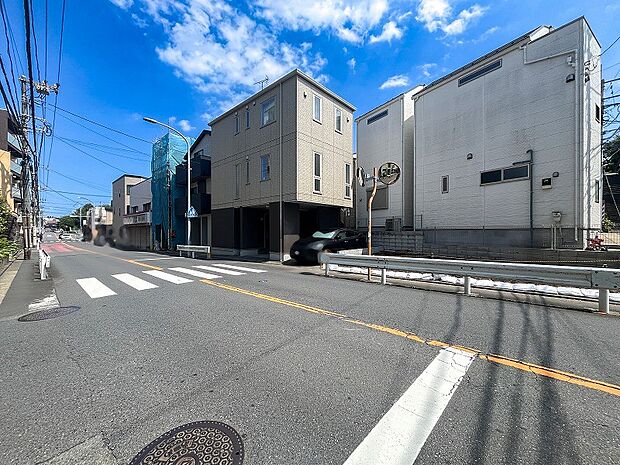 住む人を映し出す洗練された佇まいは、いつまでも輝き続けながらいつしか街の風景に溶け込んでいきます。