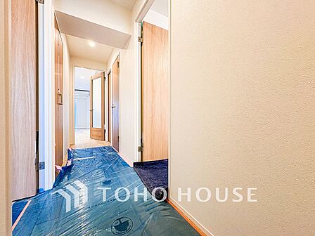 上質感漂う廊下。居住者の帰り、訪れる方を優しく迎える・安らぎに満ちた生活空間を予感させる。