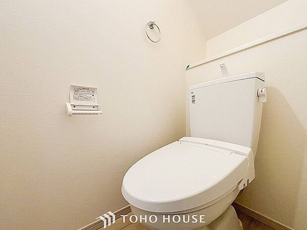 トイレはシンプルにホワイトで統一した温水洗浄付です。