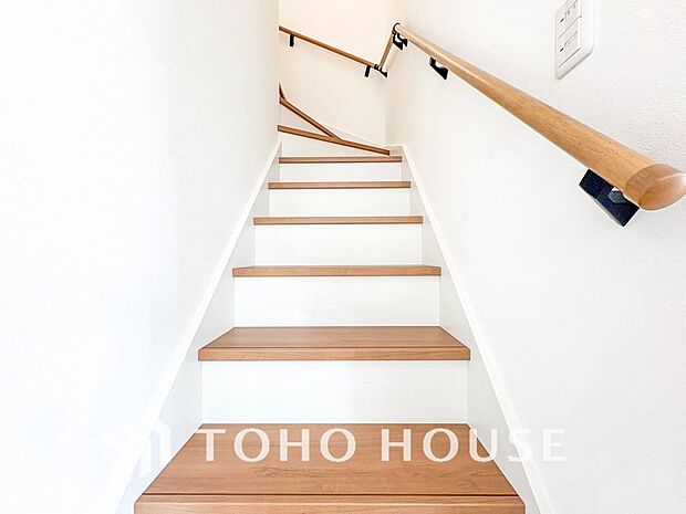 パブリックゾーンとプライベートゾーン繋ぐ階段。豊かな陽光が注ぎ込み、爽やかな住空間を演出。