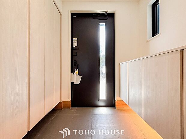 居住者の帰り、訪れる方を優しく迎えてくれる開放感のある玄関。