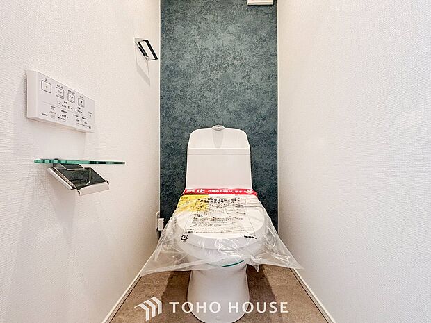 トイレはシンプルにホワイトで統一した温水洗浄付です。