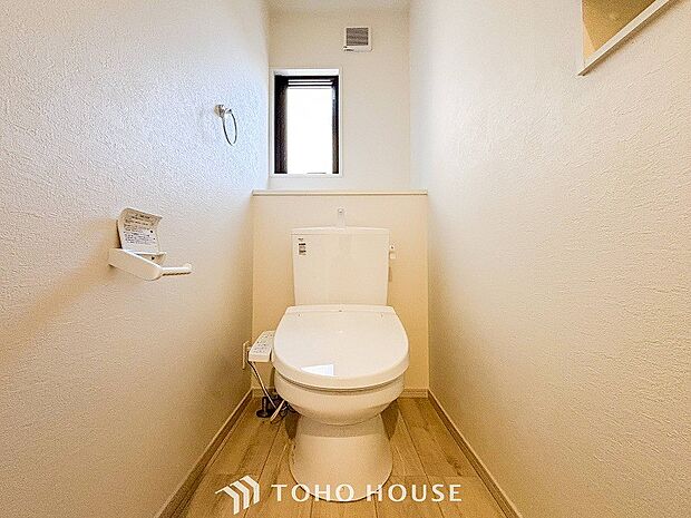 トイレはシンプルにホワイトで統一した温水洗浄付です。