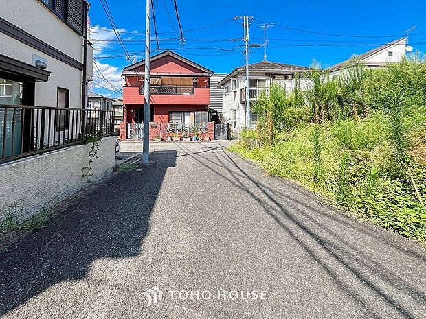 前面道路含む現地写真『快適』は「家」と「街」と「環境」が調和した時に訪れるだと改めて感じさせてくれます。
