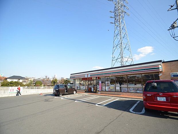 24時間営業ですので、急な買い物に便利です。駐車場もあります。