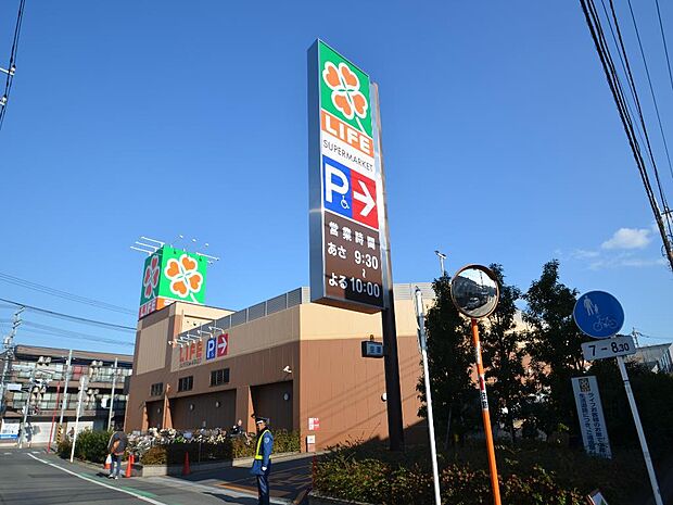 毎日の食卓を彩る食料品から日用品まで取り揃えています。駐車場51台完備。