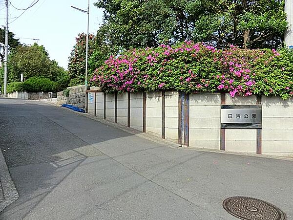 矢上川沿いの高台にあり、春には梅の花が綺麗です。斜面の広場からは横浜、武蔵小杉方面の眺望が楽しめます