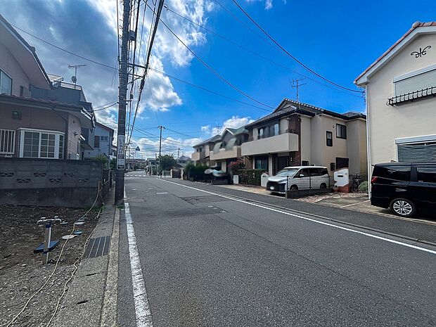 前面道路含む現地写真『快適』は「家」と「街」と「環境」が調和した時に訪れるだと改めて感じさせてくれます。