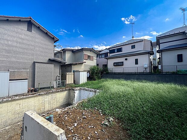 閑静な住宅街の陽当りに恵まれた土地。たくさんの想いが美しいカタチに彩られます。