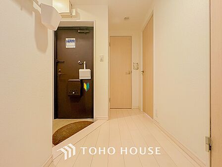 上質感漂う廊下。居住者の帰り、訪れる方を優しく迎える・安らぎに満ちた生活空間を予感させる。