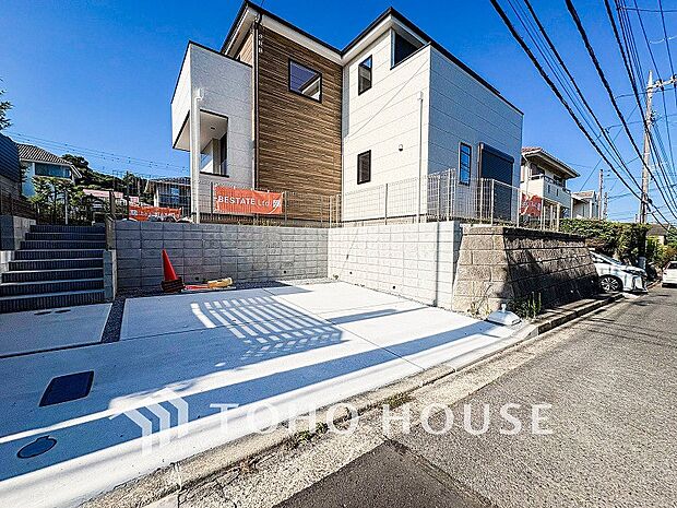 前面道路含む現地写真『快適』は「家」と「街」と「環境」が調和した時に訪れるだと改めて感じさせてくれます。