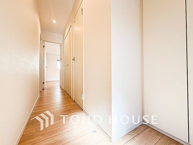 上質感漂う廊下。居住者の帰り、訪れる方を優しく迎え安らぎに満ちた生活空間を予感させます。