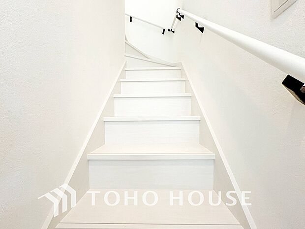 パブリックゾーンとプライベートゾーン繋ぐ階段。豊かな陽光が注ぎ込み、爽やかな住空間を演出。