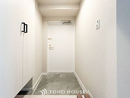 居住者の帰り、訪れる方を優しく迎えてくれる開放感のある玄関。