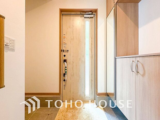 居住者の帰り、訪れる方を優しく迎えてくれる玄関です。
