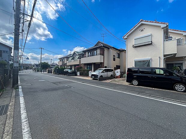 前面道路含む現地写真『快適』は「家」と「街」と「環境」が調和した時に訪れるだと改めて感じさせてくれます。